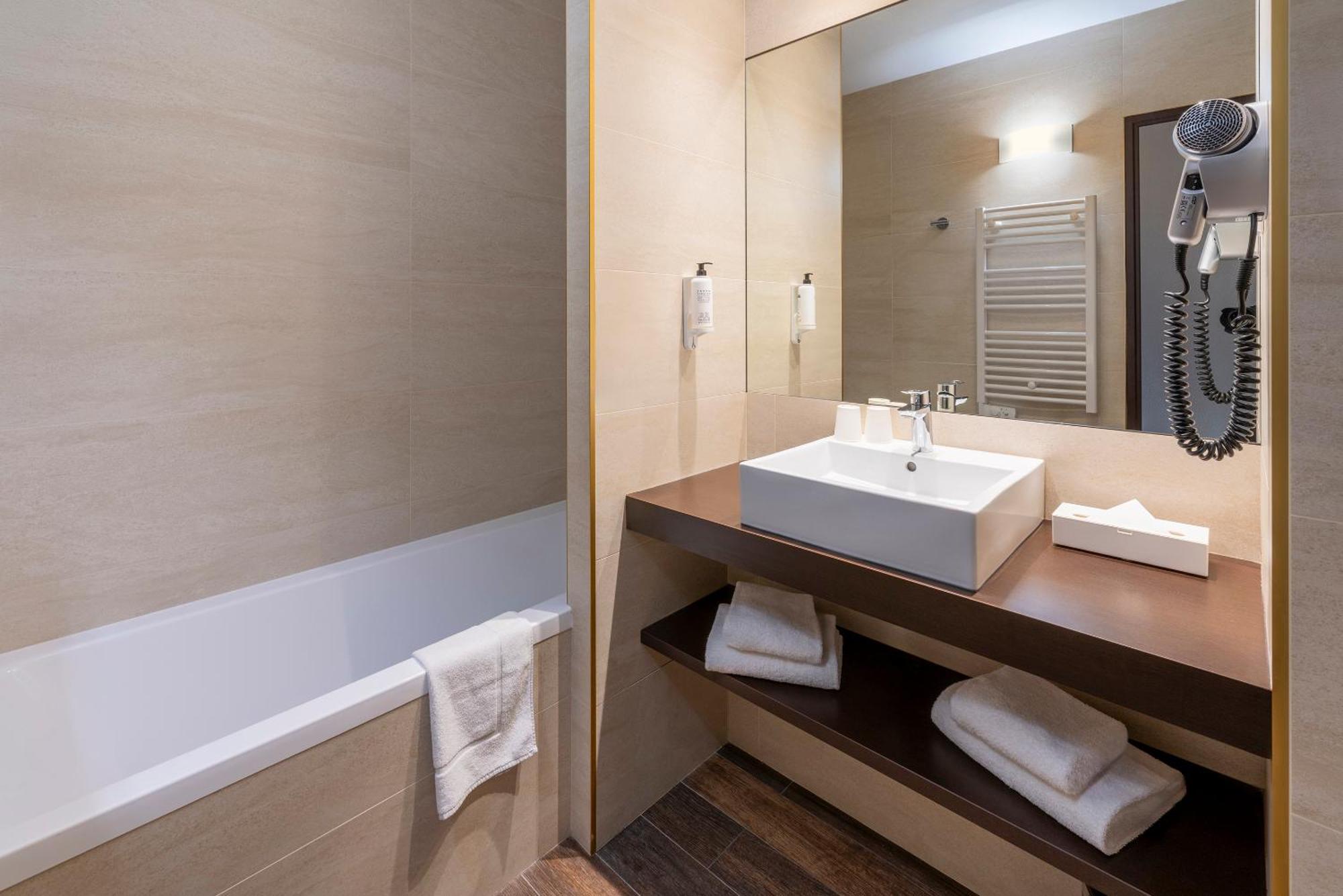 Best Western Terre De Provence Le Cannet-des-Maures Exterior foto